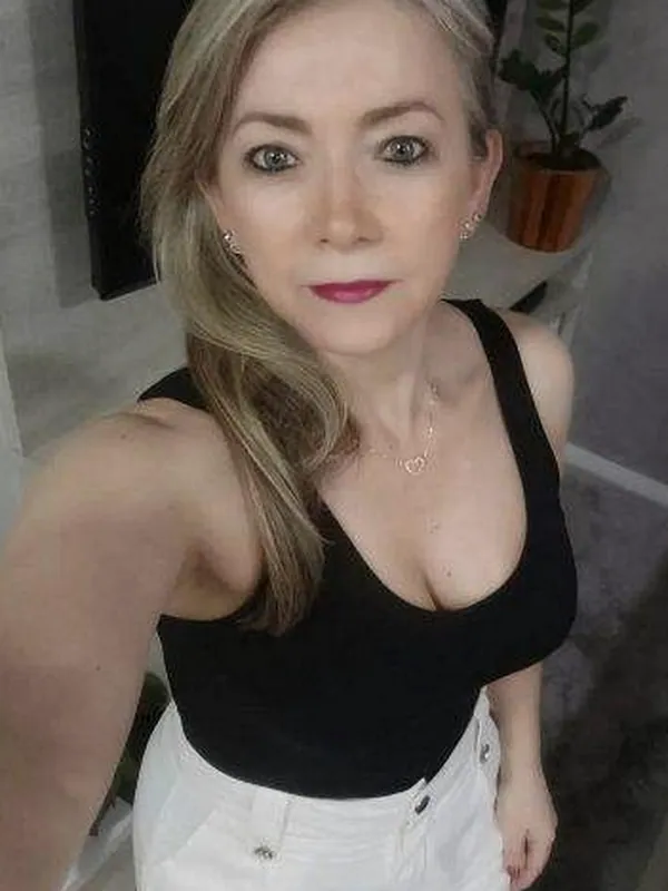 Annick, 56 ans, flirt coquin à Ajaccio