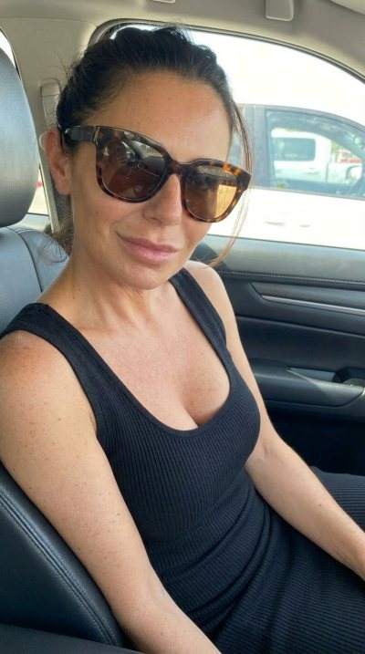 rencontre flirt - Le Gosier - Au Gosier, Helena la brune en blouse ouvre sa porte au flirt adulte gratuit
